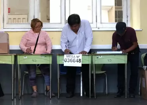 Personas se preparan para empezar la jornada electoral este domingo, en el colegio Nuestra Se�ora de Guadalupe en Lima (Per�).