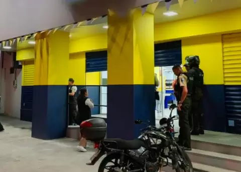 Miembros de la Polic�a en los exteriores del supermercado asaltado en El Inca, en el norte de Quito.