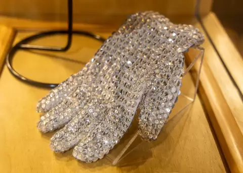Michael Jackson, guante, Swarovski, subasta, Par�s, coleccionismo, m�sica, pop, memorabilia, historia.