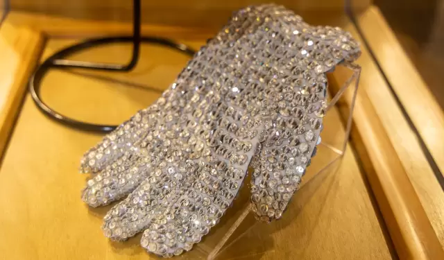Michael Jackson, guante, Swarovski, subasta, Par�s, coleccionismo, m�sica, pop, memorabilia, historia.