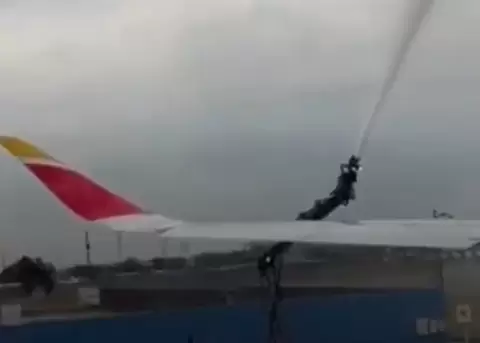 Avi�n que cubr�a la ruta Guayaquil-Madrid sufri� da�os durante ceremonia de bienvenida.