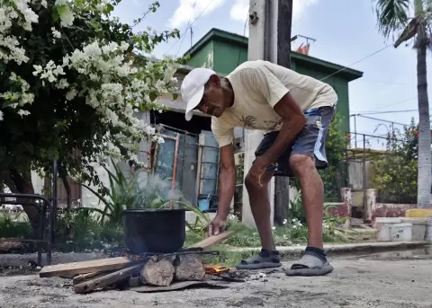 Fotograf�a de una persona cocinando en una calle en La Habana (Cuba).