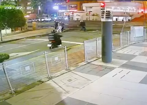 Asalto a mano armada en la av. Rep�blica del Salvador.
