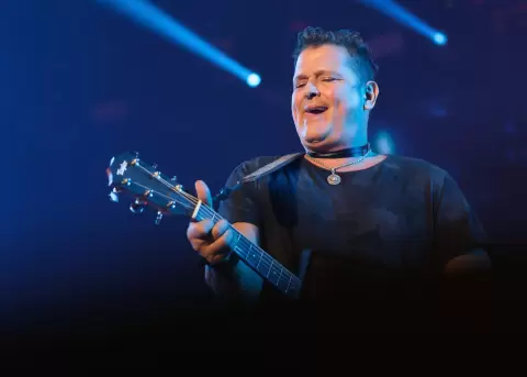 Carlos Vives fue reconocido como agente de cambio en los Premios Juventud 2025 y deslumbr� con su 'show'.