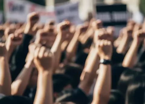 Protestas en EE.UU.: Migrantes denuncian autoritarismo y militarizaci�n.