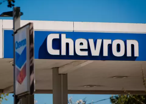 Bloqueo en el estrecho de Ormuz causa un repunte en el precio del petr�leo con repercusiones a nivel mundial, seg�n experto energ�tico.
