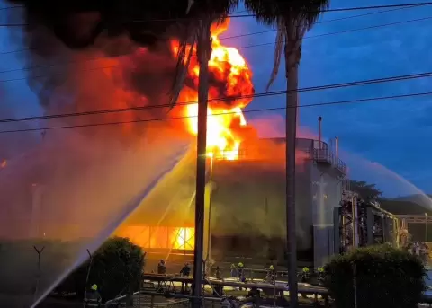 Bomberos combaten incendio en Termoesmeraldas