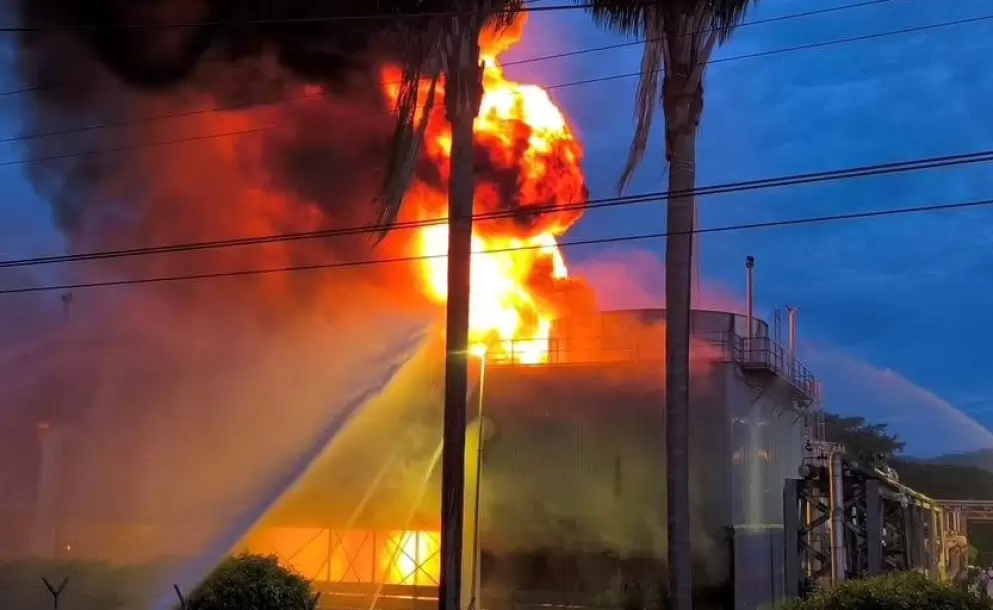 Bomberos combaten incendio en Termoesmeraldas