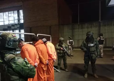 Contingente de seguridad de las FF.AA. en el traslado de reos desde Cuenca.