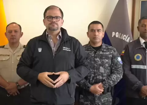 El ministro del Interior, John Reimberg, junto al comandante general de la Polic�a y los uniformados condenados a prisi�n.