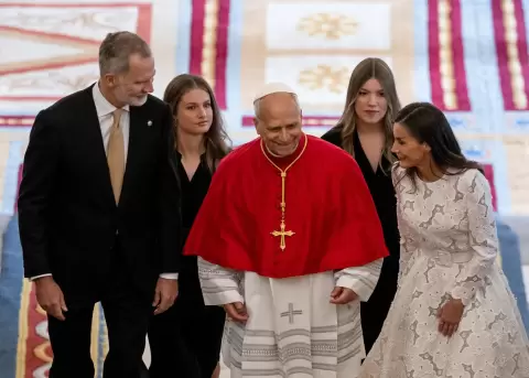 El papa Le�n XIV acompa�ado de los reyes Felipe y Letizia, la princesa Leonor y la infanta Sof�a, este 06 de junio de 2026 en su visita a Espa�a.