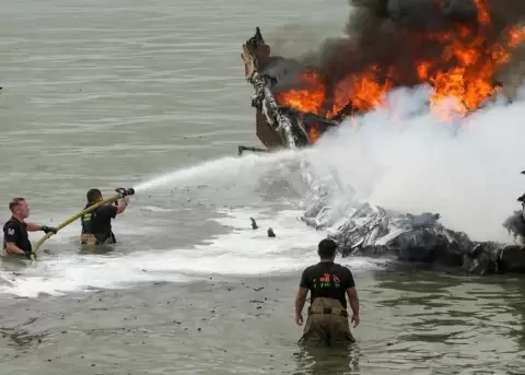 El incendio registrado este 06 de junio de 2026 en el puerto de Manta dej� 35 embarcaciones consumidas por el fuego y dos personas heridas.