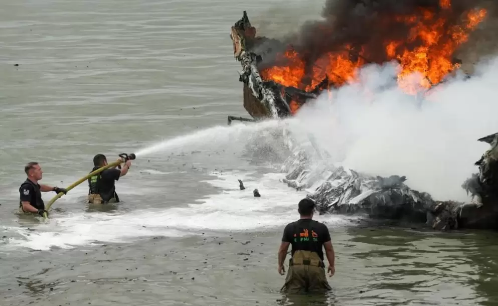 35 embarcaciones destruidas tras incendio en el puerto de Manta