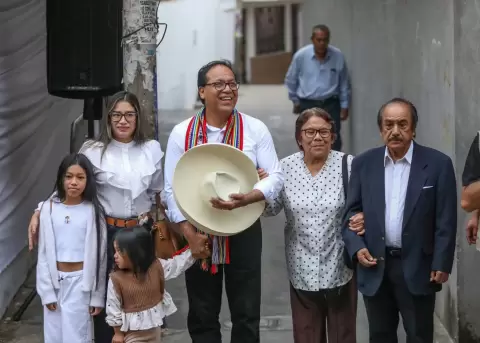 Roberto S�nchez (c), candidato a la Presidencia de Per�, junto a su familia, este 07 de junio de 2026.