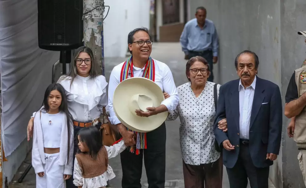 S�nchez inicia la jornada electoral en misa con su familia y pide un 