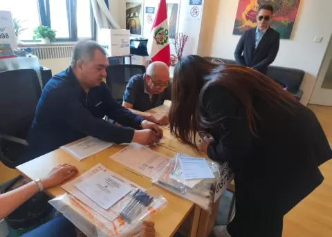 Mesas de sufragio en Ocean�a y Asia concluyen su jornada electoral.