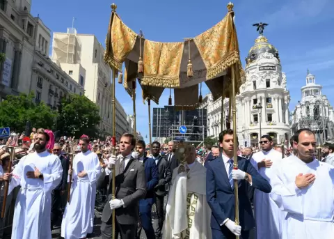 A la Misa presidida por el Papa en Madrid (Espa�a) asistieron 1,2 millones de personas.