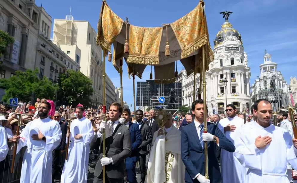 Le�n XIV preside la procesi�n del Corpus Christi por las calles abarrotadas de Madrid