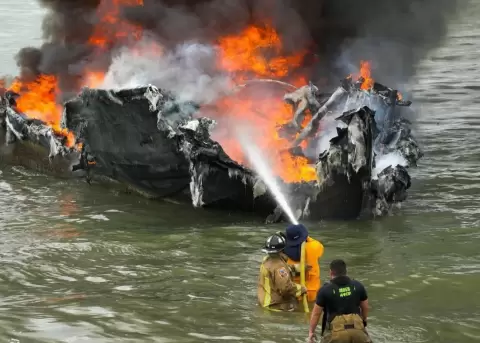 Bomberos controlaron la emergencia ocurrida en el puerto de Manta, el s�bado 06 de junio de 2026.