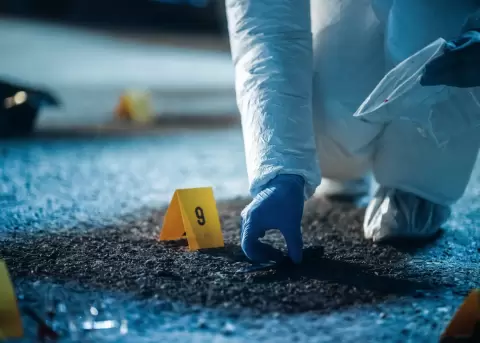Especialista forense en una escena del crimen.