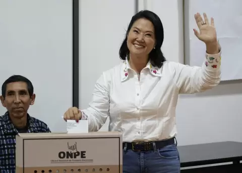 La candidata a la Presidencia de Per�, Keiko Fujimori, vota durante la segunda vuelta de las elecciones presidenciales, en Lima.