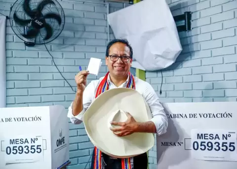 Roberto S�nchez, candidato a la Presidencia de Per�, tras votar en Lima este 07 de junio de 2026.