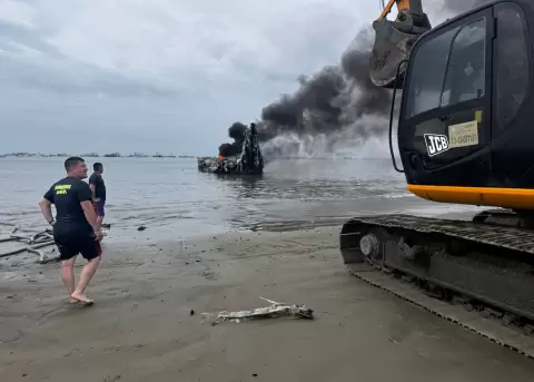 El fuego se reactiv� en una embarcaci�n en el puerto de Manta, este 07 de junio de 2026.