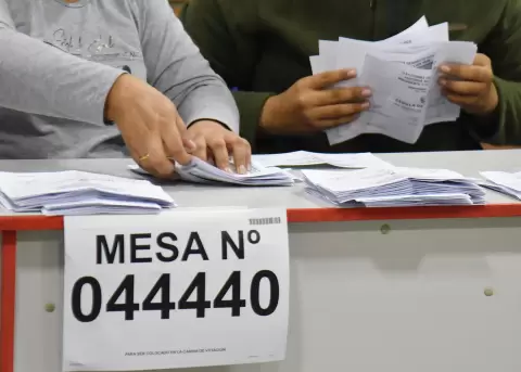 Jurados de votaci�n realizan el escrutinio y conteo de votos de la segunda vuelta de las elecciones presidenciales de Per�.