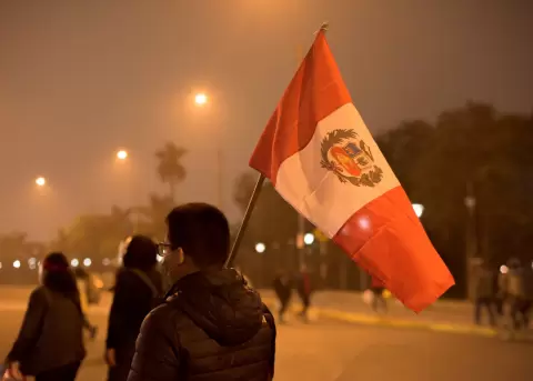 Un ciudadano carga la bandera de Per�.