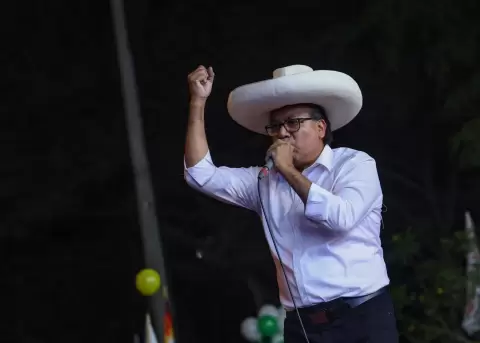 Roberto S�nchez, candidato presidencial de Per�, durante un mitin pol�tico el pasado 6 de junio.
