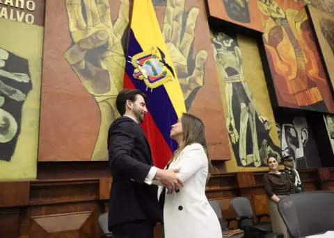 Niels Olsen (izquierda) deja la Presidencia de la Asamblea Nacional y la asume Mishel Mancheno (derecha).