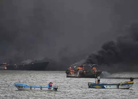 Fotograf�a de varias embarcaciones incendi�ndose, en el puerto de Manta (Ecuador).
