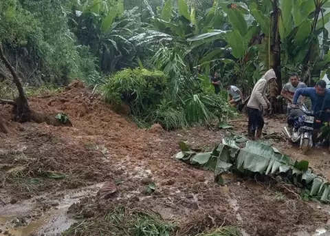 Las fuertes lluvias provocaron deslizamientos de tierra y el cierre de una v�a de tercer orden en La Man�.