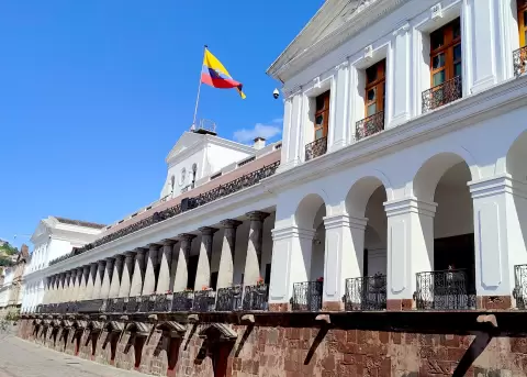 Francisco Rocha considera que la reducci�n de carteras no garantiza una disminuci�n del gasto p�blico y sostiene que Ecuador.