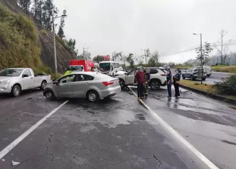 Cuatro personas resultaron heridas tras un choque en el sector de Gu�pulo, en la Av. Sim�n Bol�var.