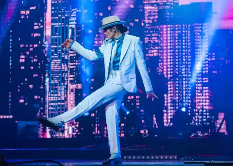 Cantante, bailar�n y actor, Lenny Jay se ha convertido en uno de los artistas tributo m�s reconocidos de la m�sica.