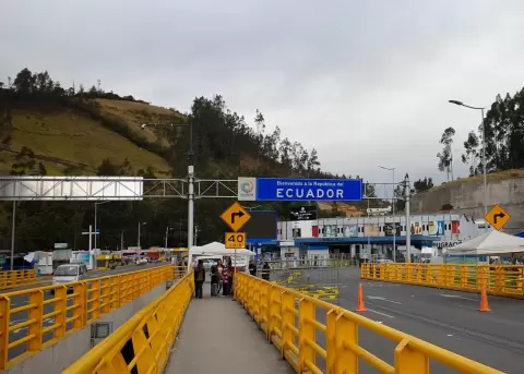 La guerra arancelaria entre Ecuador y Colombia ocasion� una "fragilidad comercial" con "heridas graves", alerta experto.