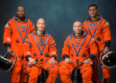 La tripulaci�n de Artemis III posa para una foto oficial en sus trajes espaciales naranjas.