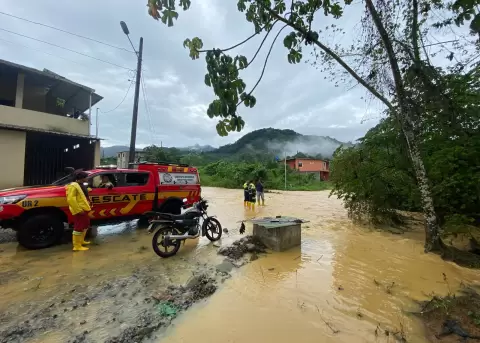 Desbordamiento del r�o Guanache en el cant�n Camilo Ponce Enr�quez, en la provincia de Azuay, este 09 de junio de 2026.
