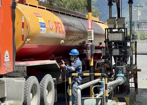 Controles de despacho de combustible en Loja.