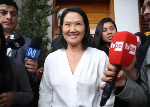 La candidata derechista Keiko Fujimori habla con periodistas este mi�rcoles, en Lima (Per�).