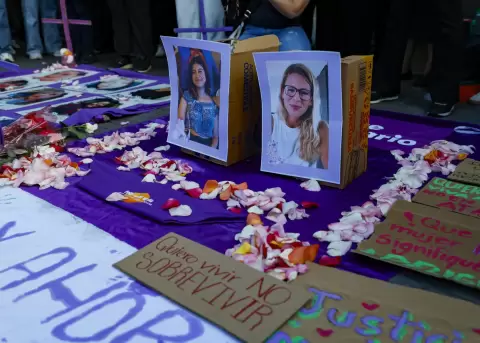 Retratos de la estudiante Nathaly Mafla y Monika Silva, durante el plant�n en Quito.