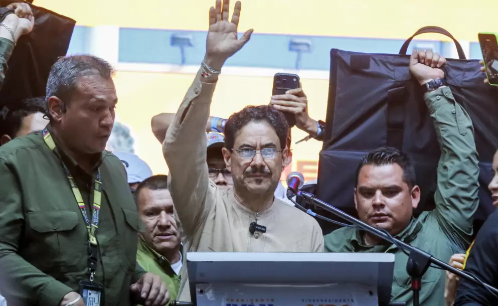 Cepeda denunciar� penalmente a De la Espriella por supuestos v�nculos con paramilitares