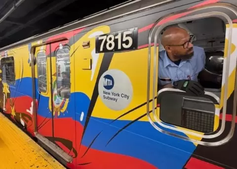 La bandera de Ecuador se mueve en la l�nea 7 del metro de Nueva York