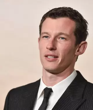 Callum Turner evit� confirmar si es candidato a James Bond.