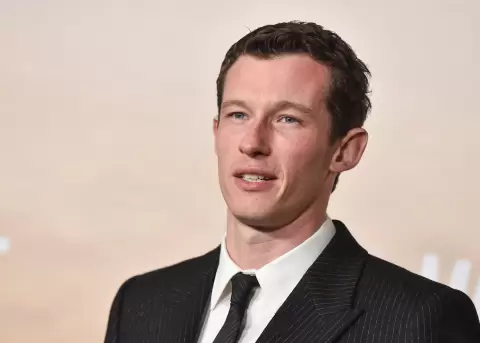 Callum Turner evit� confirmar si es candidato a James Bond.