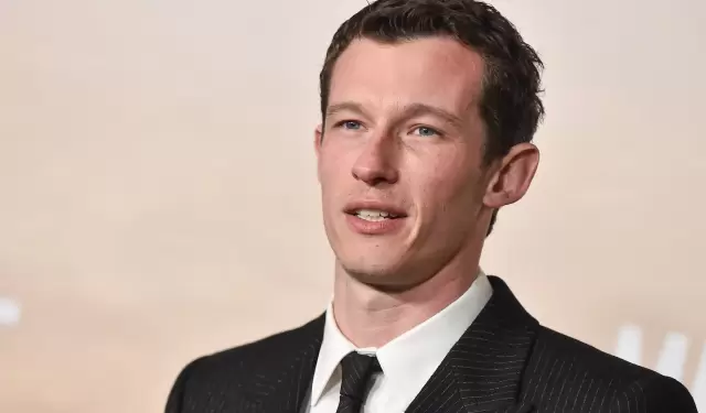 Callum Turner evit� confirmar si es candidato a James Bond.