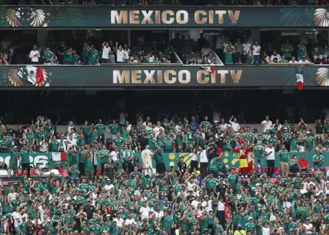 Aficionados animan en la inauguraci�n del Mundial de la FIFA 2026 este jueves, en el estadio Azteca en la Ciudad de M�xico (M�xico).