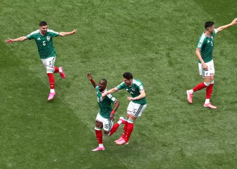 Juli�n Qui�ones (c-i) de M�xico celebra un gol este jueves, durante un partido del grupo A del Mundial de la FIFA 2026 entre M�xico y Sud�frica.
