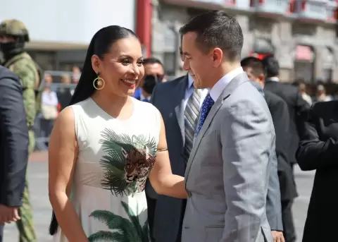 Diana Atamaint y el presidente Daniel Noboa.